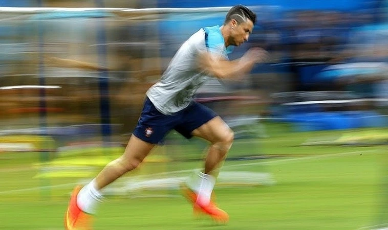 Cristiano Ronaldo: Cầu thủ chạy nhanh nhất thế giới với tốc độ 38.8km/h Cristiano Ronaldo: Cầu thủ chạy nhanh nhất thế giới với tốc độ 38.8km/h