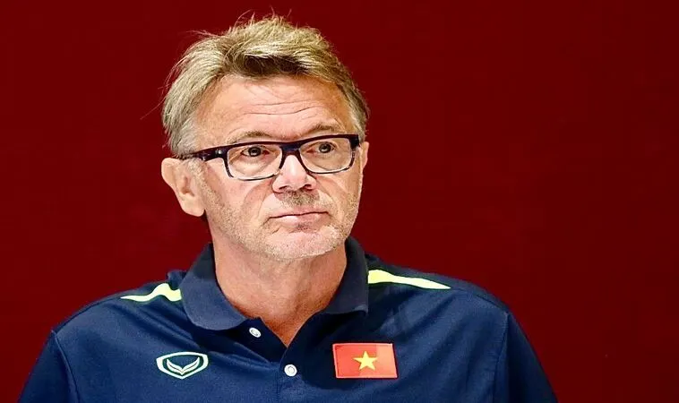 HLV Philippe Troussier bị cổ động viên Việt ném chai nước HLV Philippe Troussier bị cổ động viên Việt ném chai nước