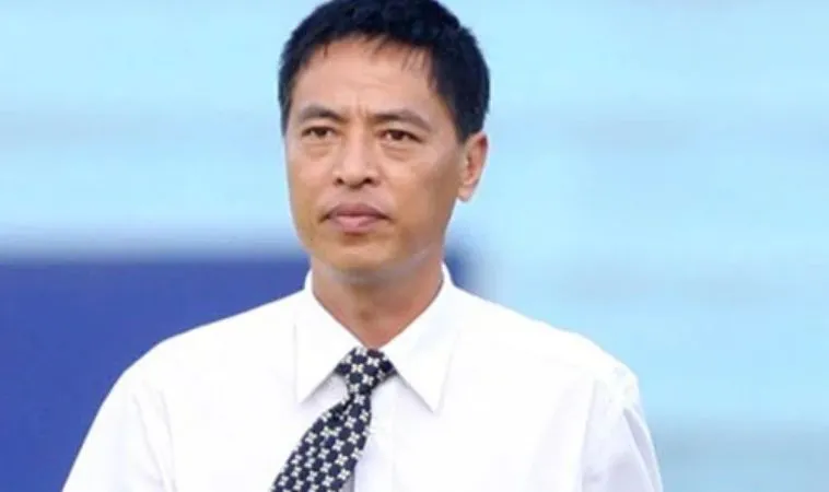 Nguyễn Tuấn Hùng từng bị cổ động viên đánh nhằm phản đối quyết định do ông đưa ra Nguyễn Tuấn Hùng từng bị cổ động viên đánh nhằm phản đối quyết định do ông đưa ra
