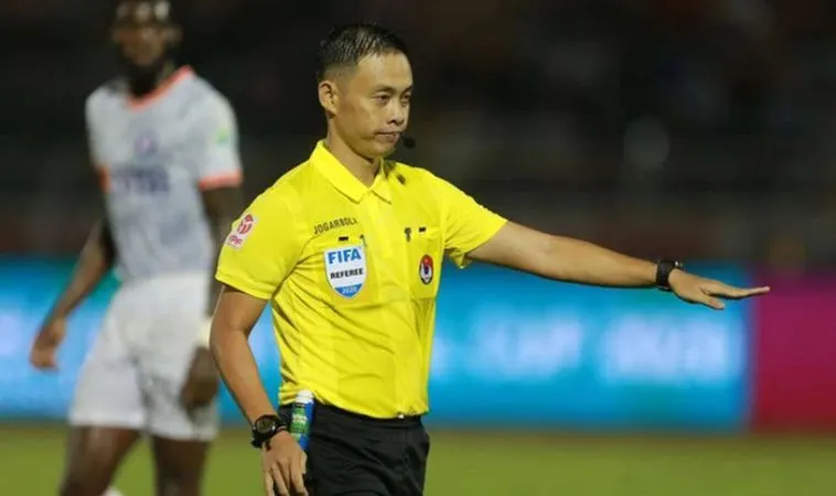 Các Cấp Trọng Tài FIFA – Hé Lộ 4 Vị Trí Không Thể Thiếu 1 Trọng tài ngoài sân cũng đóng vai trò quan trọng cho mỗi trận đấu